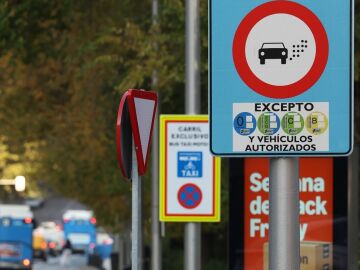 Un cartel marca la el Inicio de una Zona de Bajas Emisiones (ZBE)