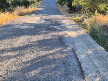 Carretera con peligro para usuarios de la vía en Limones, Granada