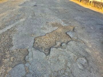 Carretera en mal estado en El Tiemblo, Ávila
