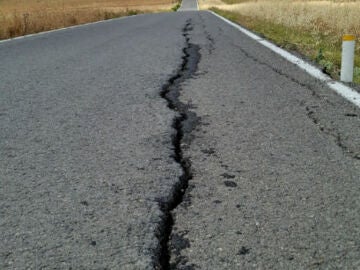 Baches y grietas en la carretera CA-3103