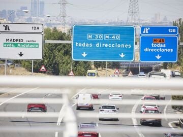  Las principales carreteras españolas registran tráfico en aumento en el inicio del puente de Santiago