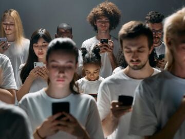 El verano dispara la adicción a las pantallas con la IA como "amigo" 24/7