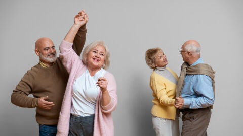 Personas mayores bailando de manera activa
