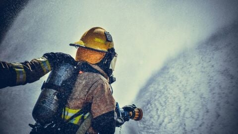 Bombero apagando el fuego