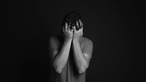 Persona con profunda tristeza