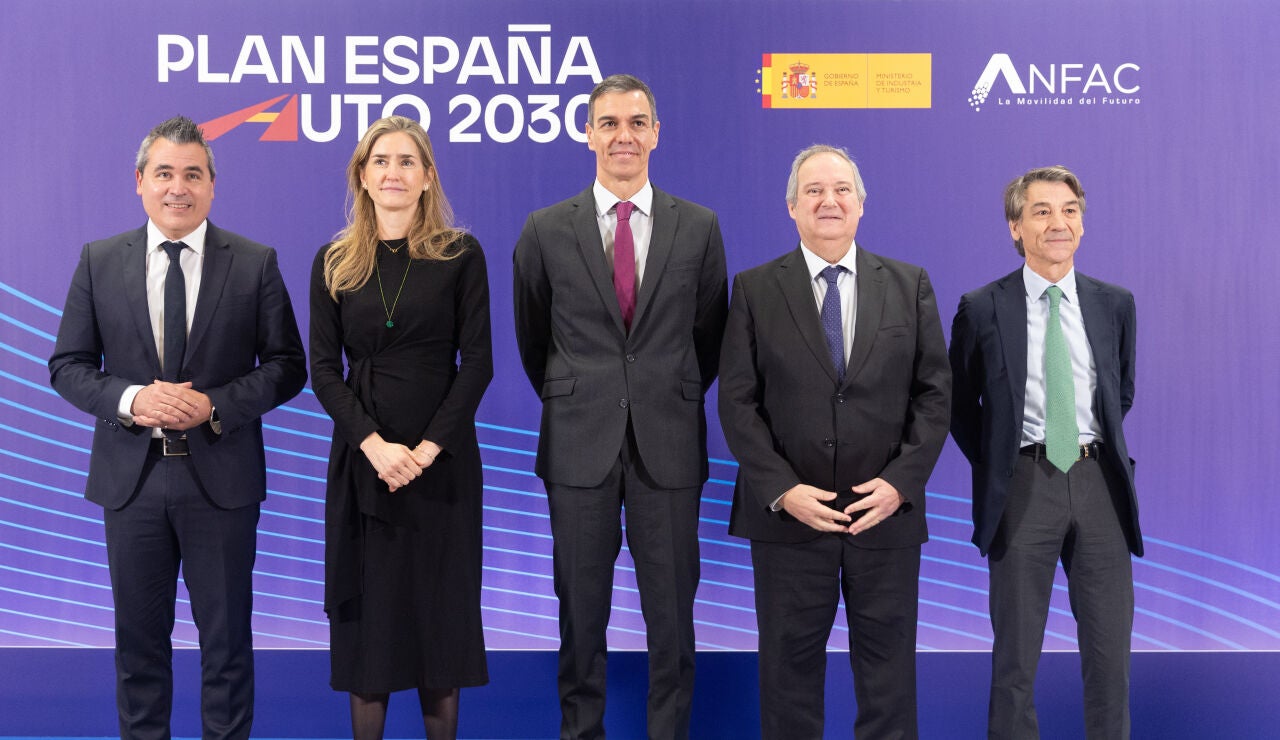 El presidente de ANFAC, Josep Mar&iacute;a Recasens; la ministra para la Transici&oacute;n Ecol&oacute;gica y el Reto Demogr&aacute;fico, Sara Aagesen; el presidente del Gobierno, Pedro S&aacute;nchez, y el ministro de Industria y Turismo, Jordi Hereu