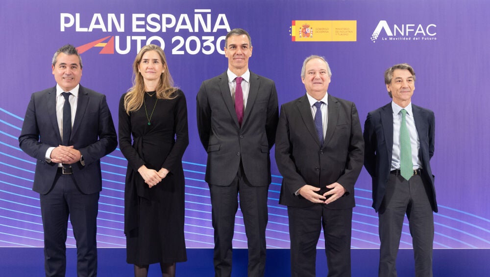 El presidente de ANFAC, Josep María Recasens; la ministra para la Transición Ecológica y el Reto Demográfico, Sara Aagesen; el presidente del Gobierno, Pedro Sánchez, y el ministro de Industria y Turismo, Jordi Hereu