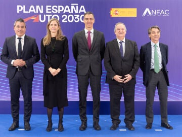 El presidente de ANFAC, Josep María Recasens; la ministra para la Transición Ecológica y el Reto Demográfico, Sara Aagesen; el presidente del Gobierno, Pedro Sánchez, y el ministro de Industria y Turismo, Jordi Hereu