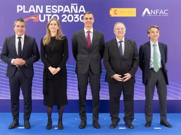 El presidente de ANFAC, Josep María Recasens; la ministra para la Transición Ecológica y el Reto Demográfico, Sara Aagesen; el presidente del Gobierno, Pedro Sánchez, y el ministro de Industria y Turismo, Jordi Hereu El presidente de ANFAC, Josep María Recasens; la ministra para la Transición Ecológica y el Reto Demográfico, Sara Aagesen; el presidente del Gobierno, Pedro Sánchez, y el ministro de Industria y Turismo, Jordi Hereu