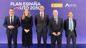 El presidente de ANFAC, Josep Mar&iacute;a Recasens; la ministra para la Transici&oacute;n Ecol&oacute;gica y el Reto Demogr&aacute;fico, Sara Aagesen; el presidente del Gobierno, Pedro S&aacute;nchez, y el ministro de Industria y Turismo, Jordi Hereu