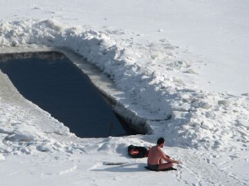 C&oacute;mo practicar con seguridad los ba&ntilde;os helados y por qu&eacute; son positivos