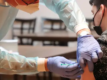 La vacuna del VPH se consolida como el escudo definitivo: 225 estudios avalan su eficacia para erradicar el cáncer de cérvix La vacuna del VPH se consolida como el escudo definitivo: 225 estudios avalan su eficacia para erradicar el cáncer de cérvix