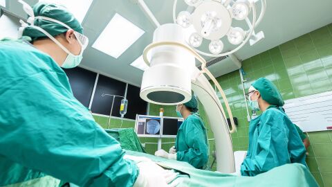 La cirugía robótica revoluciona las operaciones de rodilla, cadera y espalda y presenta múltiples beneficios para el futuro