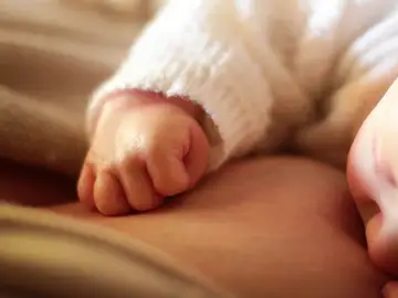Una serena toma en primer plano de la mano de un recién nacido Una serena toma en primer plano de la mano de un recién nacido