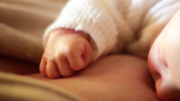 Una serena toma en primer plano de la mano de un reci&eacute;n nacido 