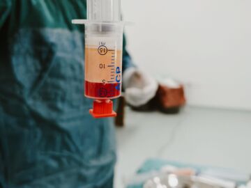 Primer plano de una jeringa con sangre en un laboratorio. Configuración médica centrada en procedimientos de atención médica Primer plano de una jeringa con sangre en un laboratorio. Configuración médica centrada en procedimientos de atención médica
