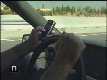 Los conductores siguen hablando por el móvil
