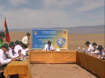 Bajo el sol del desierto para concienciar sobre el cambio climático