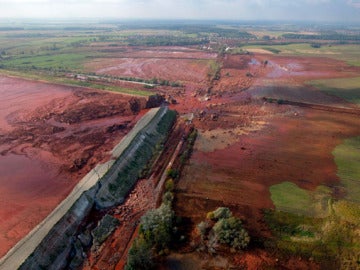 Imagen del dique roto en Hungría