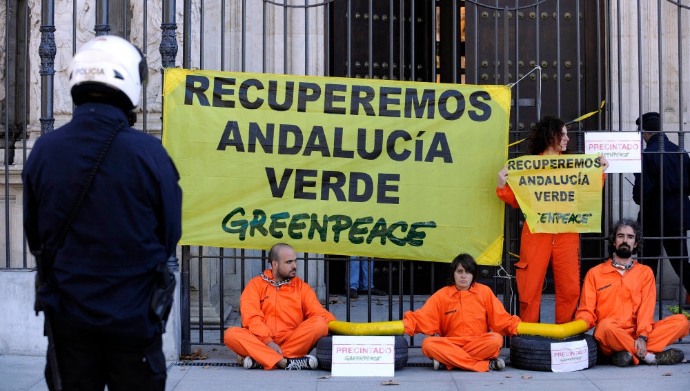 Los activistas vigilados en la sede de la Junta de Andalucía