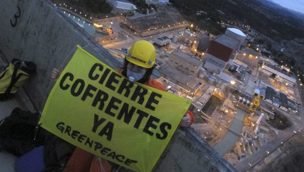 Activistas de Greenpeace en Cofrentes