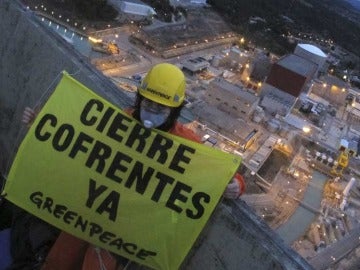 Activistas de Greenpeace en Cofrentes
