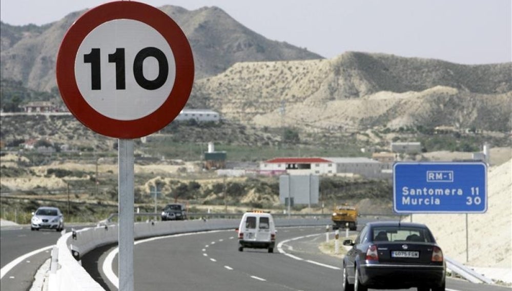 Señal con límite de velocidad a 110 km/h