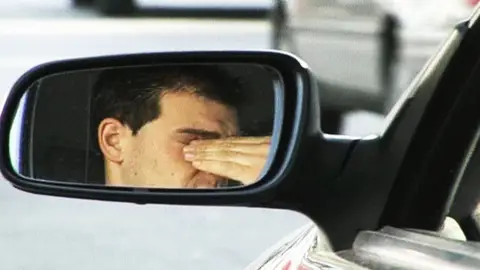 La fatiga es una de las principales causas de los accidentes de tráfico. La fatiga es una de las principales causas de los accidentes de tráfico.