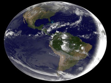 Imagen tomada por la NASA del planeta tierra desde la perspectiva de Sudamérica.