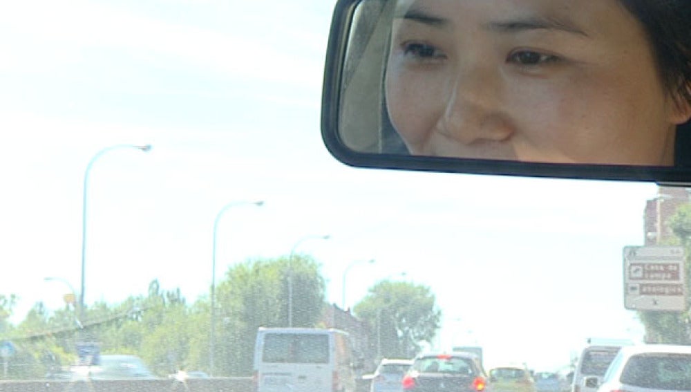 Una inmigrante china al volante de un coche