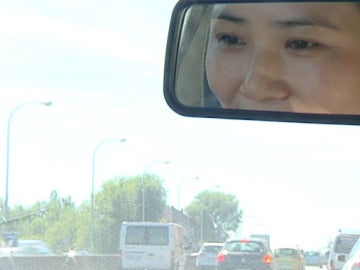 Una inmigrante china al volante de un coche