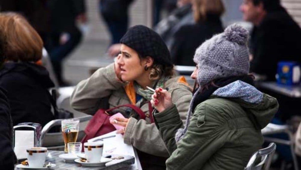 Gente fumando en una terraza