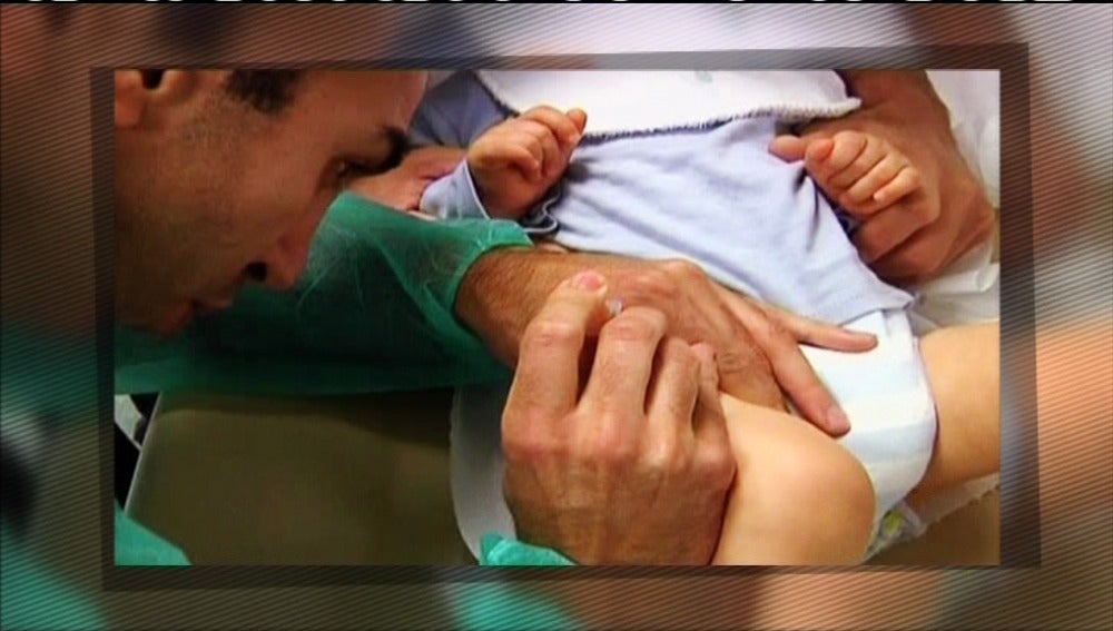 Médico vacunando a un niño