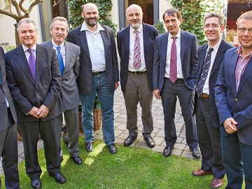 José Ramón Carbajosa, quinto por la izquierda, con otros miembros de WEEE-Forum José Ramón Carbajosa, quinto por la izquierda, con otros miembros de WEEE-Forum