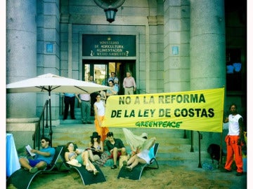 30 activistas de Greenpeace en una playa privada frente al Ministerio de Medio Ambiente