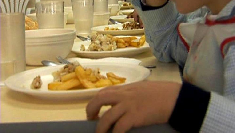 Niño en un comedor escolar