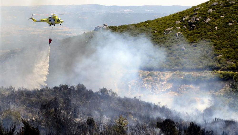 Extinción del fuego en Oímbra, Ourense, en junio