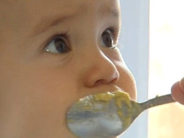 Bebé comiendo un puré Bebé comiendo un puré
