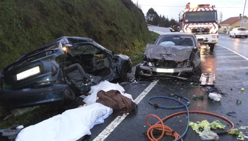 Fotografía facilitada por los bomberos de Arzúa del accidente ocurrido