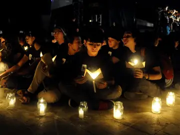Jóvenes celebran 'La Hora del Planeta' en Medellín (Colombia) Jóvenes celebran 'La Hora del Planeta' en Medellín (Colombia)