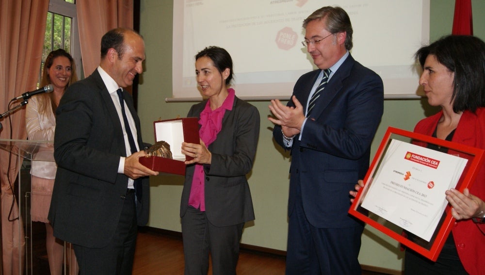 María Seguí entrega el premio de la Fundación CEA a Javier Bardají