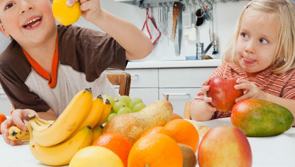 Niños comiendo fruta