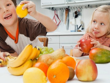 Niños comiendo fruta Niños comiendo fruta