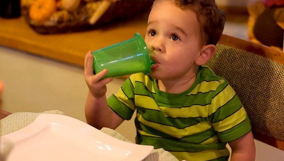Niño tomando leche