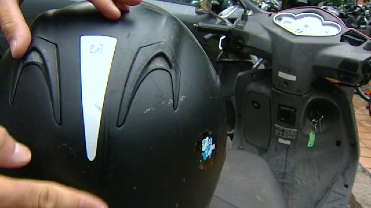 Pegatinas reflectantes en los cascos de los motoristas para evitar