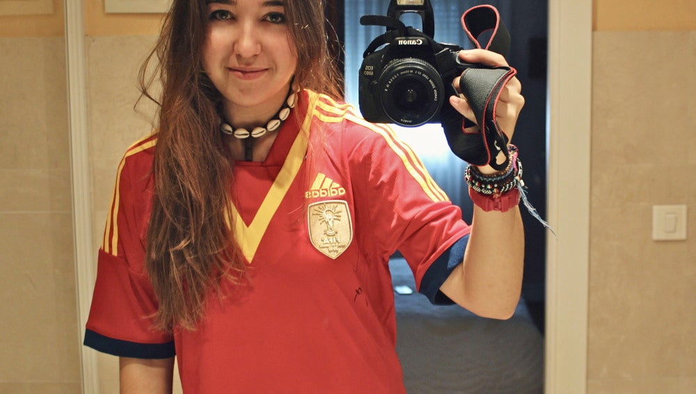 La ganadora con la camiseta de la Selección firmada por Villa