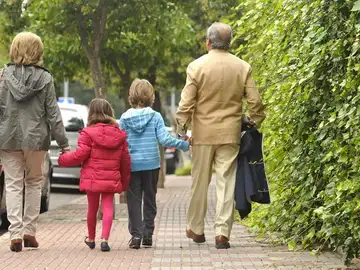 Unos abuelos con sus nietos (Archivo) Unos abuelos con sus nietos (Archivo)