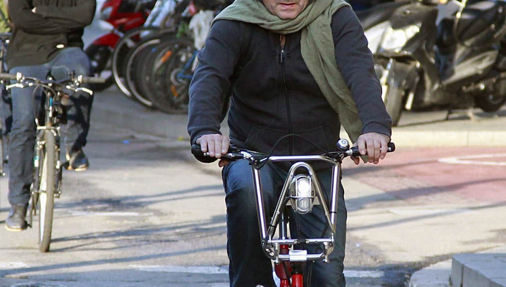 Un ciclista se abriga con una bufanda