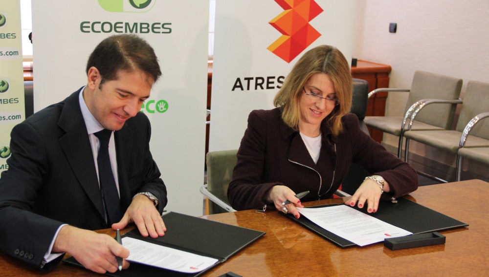 Óscar Martín Riva y Patricia Pérez firman el convenio entre Ecoembes y Hazte Eco