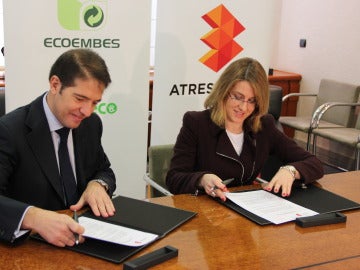 Óscar Martín Riva y Patricia Pérez firman el convenio entre Ecoembes y Hazte Eco